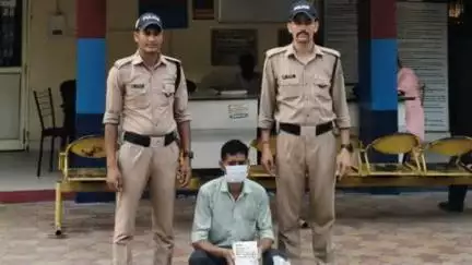 रूड़की: सुनहरा के पास पुलिस ने देसी शराब के एक तस्कर को किया गिरफ्तार