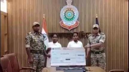 नारायणपुर: पुलिस अधीक्षक के समक्ष दो इनामी महिला माओवादियों ने किया आत्मसमर्पण, ₹9 लाख का था इनाम
