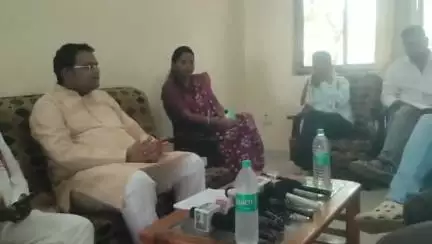 डिंडौरी: रेस्ट हाउस में कांग्रेस पर्यवेक्षक गुरु दयाल सिंह बंजारे ने की प्रेस वार्ता, कार्यकर्ताओं को दिया संदेश