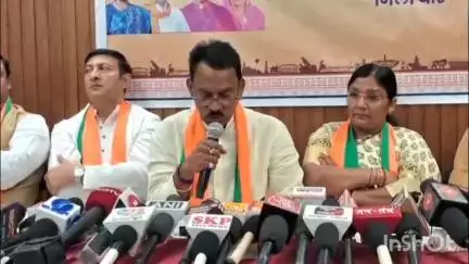 धार: केंद्र में प्रधानमंत्री नरेन्द्र मोदी के 11 वर्ष पूर्ण होने पर मंत्री तुलसी सिलावट ने निजी होटल में की प्रेस वार्ता