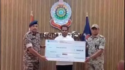 नारायणपुर: पुलिस अधीक्षक के समक्ष ₹10 लाख के इनामी पुरुष माओवादी ने किया आत्मसमर्पण, 'माड़ बचाओ' अभियान को मिली एक और बड़ी सफलता