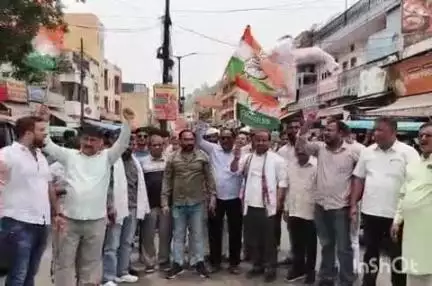 हरिद्वार: बिजली कटौती और दूषित पेयजल आपूर्ति के विरोध में कांग्रेस कार्यकर्ताओं ने खड़खड़ी चौक पर किया प्रदर्शन