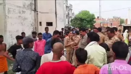 गोला गोकरणनाथ: काशीराम आवासीय कॉलोनी में प्रशासन की कार्रवाई से मचा हड़कंप, गलत तरीके से रह रहे लोगों को घर खाली करने को कहा