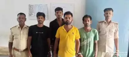 गोगरी: पसराहा पुलिस ने शराब मामले में चार लोगों को किया गिरफ्तार, न्यायिक हिरासत में भेजा