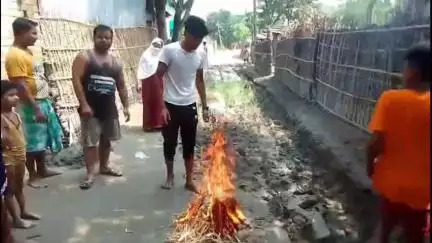 ইসলামপুর: রাস্তা সংস্কারের দাবিতে মাহানগা গ্রামে বিক্ষোভ গ্রামবাসীদের #jansamasy