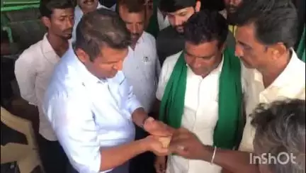 ಮಾನ್ವಿ: ಜೋಳ ಖರೀದಿಗೆ ನಿರಾಕರಣೆ, ತಾಲ್ಲೂಕಿನ ಟಿಎಪಿಸಿಎಂಎಸ್ ಗೋಡೌನ್‌ನಲ್ಲಿ ಆಹಾರ ನಿಗಮದ ಎಂಡಿ ಮುಂದೆ ರೈತರ ಅಳಲು