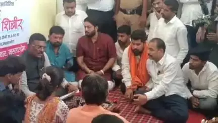 केज: मस्साजोग येथे दिवंगत सरपंच संतोष देशमुख यांच्या कुटुंबीयांची परिवहन मंत्री प्रताप सरनाईक यांनी घेतली भेट