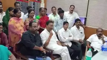 रत्नागिरी: रत्नागिरीतील वीज पुरवठासह इतर समस्यावरून शिवसेना उद्धव बाळासाहेब ठाकरे पक्षाने महावितरणला दिला आंदोलनाचा इशारा