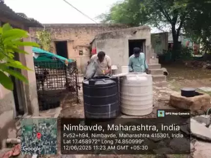 प्राथमिक आरोग्य केंद्र दिघंची अंतर्गत उपकेंद्र निंबवडे येथे हिवताप जनजागृती मोहीम अंतर्गत कंटेनर सर्वे करताना. आरोग्य सेवक आरोग्य सहाय्यक