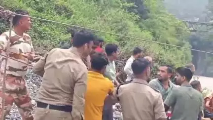 चमोली: पुलिस, आईटीबीपी और स्थानीय लोगों के सहयोग से अलकनंदा नदी के बीच बने टापू में 2 दिन से फंसी गाय का हुआ सफल रेस्क्यू
