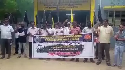 விருதுநகர்: கோட்ட பொறியாளர் அலுவலகம் முன்பு பல்வேறு கோரிக்கைகளை வலியுறுத்தி கண்களில் கருப்பு துணியை கட்டிக்கொண்டு ஆர்ப்பாட்டம்