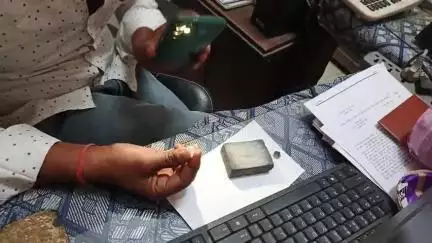 पन्ना: चमकीले पत्थरों को लेकर हीरा कार्यालय पहुँच रहे लोग, पारखी ने कहा-'ज्यादातर मामलों में यह अन्य खनिज होते हैं'