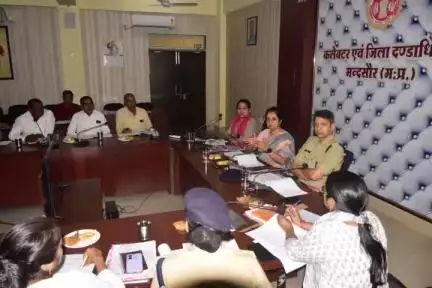 मंदसौर: एट्रोसिटी एक्ट मामलों में एक्सरे व मेडिकल रिपोर्ट में देरी न हो, DM ने सुशासन भवन में बैठक के दौरान निर्देश दिए