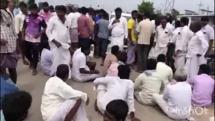 ಸಿಂಧನೂರು: ರಾಗಲಪರ್ವಿ ಕ್ರಾಸ್ ಬಳಿ ಫುಡ್ ಕಾರ್ಪೊರೇಷನ್ ಎಂಡಿ ಜಗದೀಶ್ ಕಾರಿಗೆ ರೈತರ ಮುತ್ತಿಗೆ!