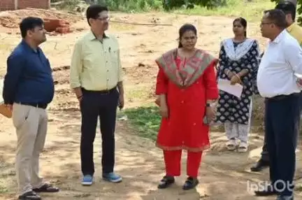 चतरा: तपेज में प्रस्तावित समाहरणालय निर्माण कार्य को लेकर उपायुक्त ने किया स्थल का निरीक्षण
