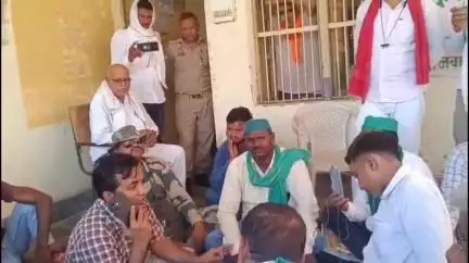 चकिया: 5 केवी का ट्रांसफार्मर दो महीने से चालू न होने पर नाराज़ किसानों ने इलिया विद्युत उपकेंद्र पर SDO और जेई को बनाया बंधक