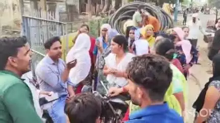 गढ़मुक्तेश्वर: गढ़मुक्तेश्वर थाना क्षेत्र में पिछले 7 घंटे से बिजली न आने पर क्षेत्रवासियों ने बिजली घर पहुंच कर लगाया ताला