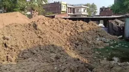 नोखा: नोखा बस स्टैंड पर नगर परिषद ने नाले में मिट्टी भरने के बाद उसे अतिक्रमण मुक्त कराया