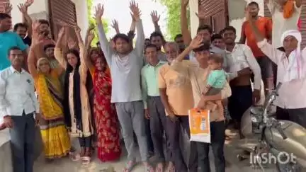 अतरौली: सांकरा में बिजली कटौती को लेकर ग्रामीणों ने हाथ उठाकर किया विरोध प्रदर्शन