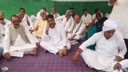 औरंगाबाद: दानी बिगहा बस स्टैंड के मुख्य द्वार पर रोजगार दो या सत्ता छोड़ो के नारे के साथ कांग्रेस ने दिया एक दिवसीय#jansamasya