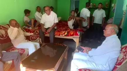 कुटुंबा: संडा में समाजसेवी एवं शिक्षा सेवक के निधन पर कुटुंबा विधायक सह कांग्रेस प्रदेश अध्यक्ष ने परिजनों से मिलकर जताई संवेदना