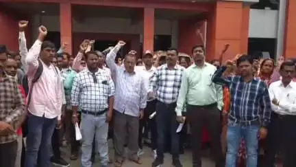कोंडागांव: चतुर्थ वर्ग कर्मचारी संघ ने कलेक्टर कार्यालय में नियमित वेतनमान पर संविलियन की मांग का ज्ञापन सौंपा, 19 जून को करेंगे घेराव