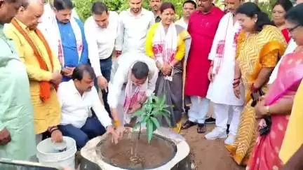 भारतीय जनता पार्टी ने 'एक पेड़ मां के नाम' कार्यक्रम के तहत झगरी में किया वृक्षारोपण