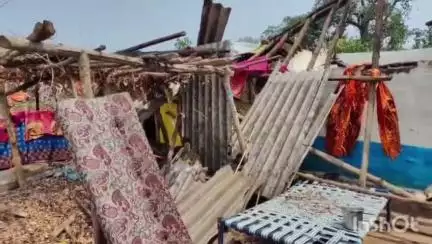 बैतूल नगर: दो मिनट की आंधी ने मचाई तबाही, धाराखोह में भारी नुकसान, कलेक्टर को दिया आवेदन