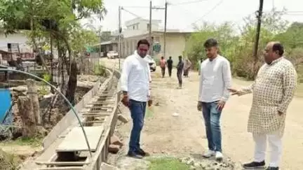 गोहरगंज: मंडीदीप के वार्ड 24 और 4 में सीसी नाली निर्माण कार्य जारी, अध्यक्ष प्रतिनिधि ने किया निरीक्षण