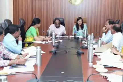 మధ్యాహ్న భోజన పథకాన్ని పాఠశాలల్లో పకడ్బందీగా  అమలు చేయాలి కలెక్టర్,మధ్యాహ్న భోజన పథకం అమలుపై సమీక్షా సమావేశం