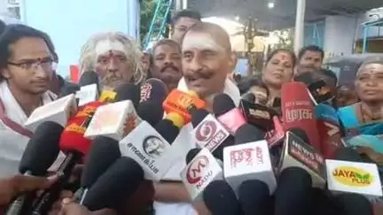 திருப்பூர் தெற்கு: தலைவர்களின் இறந்த தினத்தை கோவில்களில் சிறப்பு பூஜை வைத்து கொண்டாடக்கூடாது என முன்னாள் ஐஜி தாராபுரம் சாலையில் உள்ள கோட்டை மாரியம்மன் கோவிலில் பேட்டி