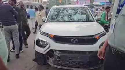 बैतूल नगर: कारगिल चौक पर टायर फटने से कार डिवाइडर से टकराई, चालक और साथी नशे में थे