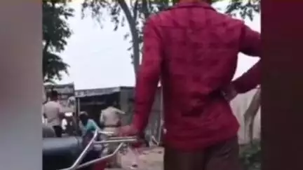 मोतिहारी: महिला दरोगा द्वारा एक युवक को थप्पड़ मारने और प्राइवेट ड्राइवर द्वारा गाली-गलौज व मारपीट का वीडियो सोशल मीडिया पर वायरल