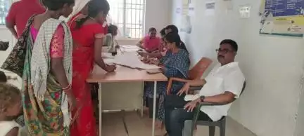 साप्ताहिक जन शिकायत निवारण कार्यक्रम में पहुंचे ग्रामीणों का अधिकारियों ने आवेदन के आधार पर तत्काल निष्पादन किया।