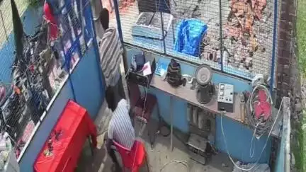 बदायूं: स्विमिंग पूल पर नहाने आए युवक ने मोबाइल फोन की चोरी, घटना सीसीटीवी में कैद, बिल्सी पुलिस से की गई शिकायत
