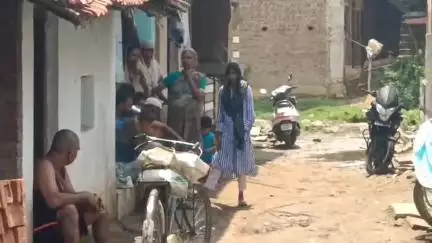 बालाघाट: सफाई कर्मचारी नहीं आते तो वार्डवासी खुद कर रहे नाली की सफाई, वार्ड नंबर 10 के निवासियों ने जताई नाराजगी