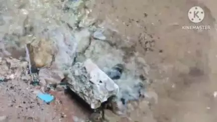 दौसा: पुराने शहर के घास मंडी स्कूल रोड पर टूटी पेयजल सप्लाई पाइपलाइन, सैकड़ों गैलन पानी बहा व्यर्थ