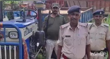 बौंसी: गोरगामा नदी से पुलिस ने अवैध बालू से लदे ट्रैक्टर को किया ज़ब्त