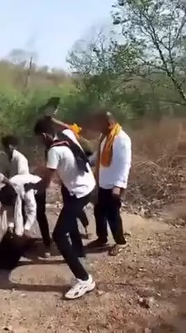 दतिया: चिरुला थाना क्षेत्र में युवक को जंगल में ले जाकर लात-घूसों से पीटा, वीडियो हुआ वायरल