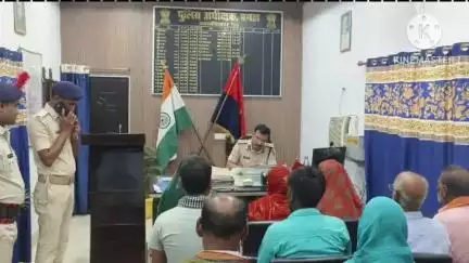 बगहा: बगहा में एसपी जन सुनवाई के दौरान लोगों की समस्याओं से रूबरू हुए