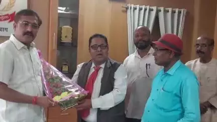 हजारीबाग पुलिस अधीक्षक अंजनी अंजन को बुके देकर सम्मानित किए सुरेश ठाकुर प्रदेश सचिव राष्ट्रीय ओबीसी मोर्चा,झारखंड।