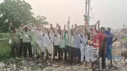 बदायूं: खेरी गांव के ग्रामीणों ने टूटी सड़क और जल भरभराव की समस्या से दुखी होकर किया प्रदर्शन, अधिकारियों के खिलाफ नारेबाजी
