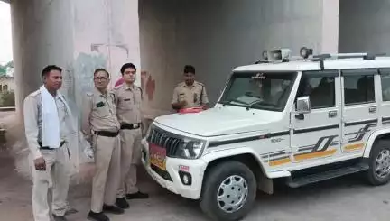 दतिया नगर: अवैध शराब बिक्री पर आबकारी विभाग की कार्रवाई, मौके से तीन आरोपी पकड़े, एक फरार