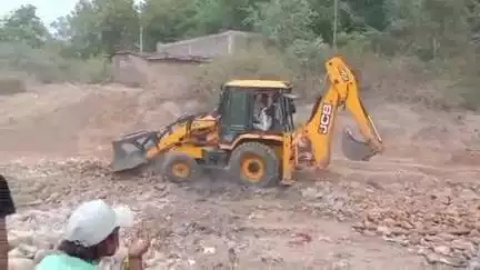 मनोहरथाना: मनोहर थाना बीनागंज रोड कॉलोनी से करीब एक बीघा आबादी भूमि पर हो रहे अतिक्रमण को हटाया गया