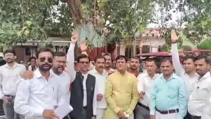 शाहजहांपुर: कौशांबी कांड को लेकर अहिल्या बाई होलकर के ज़िला अध्यक्ष ने जिलाधिकारी को संबोधित कर कलेक्ट्रेट में दिया ज्ञापन