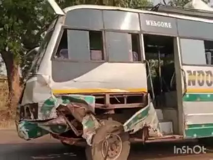 बल्देवगढ़: बल्देवगढ़-खरगापुर मार्ग पर प्रेम नगर के पास बस और ट्रैक्टर की भिड़ंत, एक युवक गंभीर घायल
