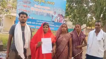 माधौगढ़: गड़ेरना खुर्द गांव के महिलाओं और पुरुषों ने बैंक मैनेजर पर लगाए गंभीर आरोप, सीओ से की शिकायत