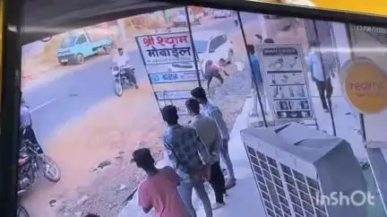 उदयपुर धरमजयगढ़: नीचेपारा में मोबाइल दुकान के कर्मचारी के साथ मारपीट का वीडियो आया सामने, थाने परिसर में गहमा-गहमी का माहौल