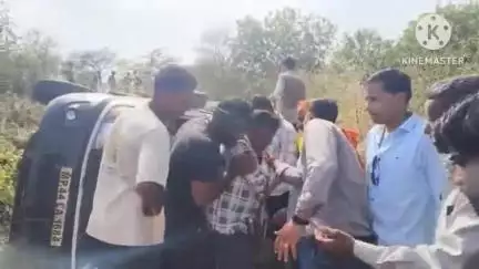 नीमच नगर: रेवली देवली के पास सोयाबीन से भरा पिकअप वाहन अनियंत्रित होकर सड़क से नीचे उतरा, चालक घायल
