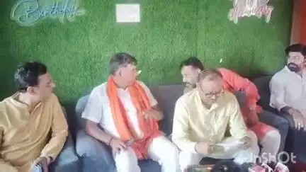 जामताड़ा: बोकारो के पूर्व विधायक बिरनची नारायण ने जामताड़ा स्टेशन के पास प्रेस कॉन्फ्रेंस कर विमान दुर्घटना पर शोक जताया